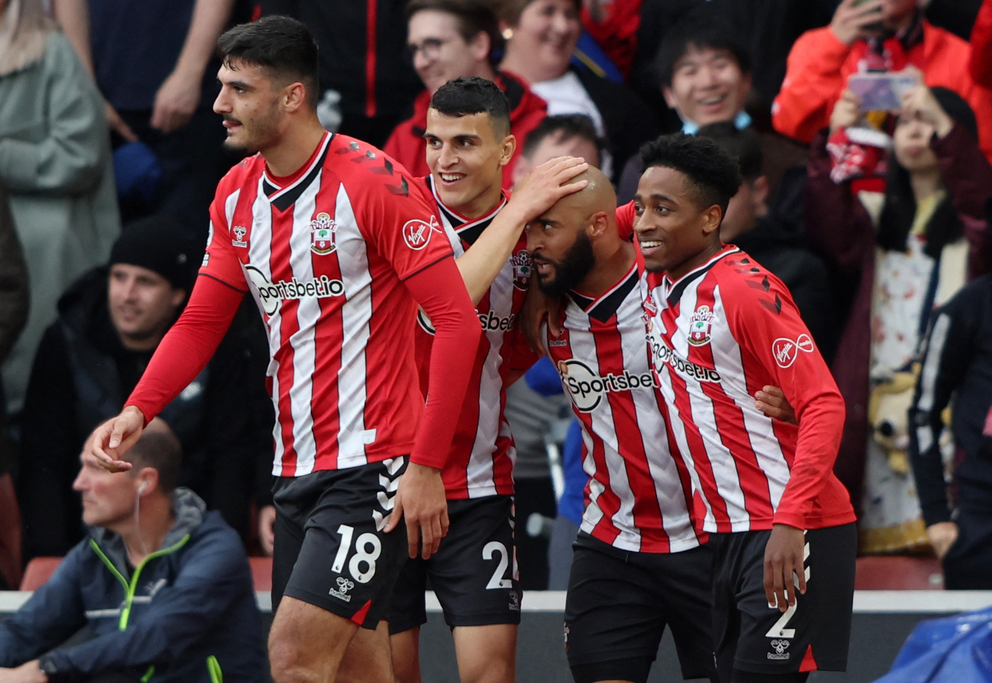 当场教育你！球迷大喊“威铁” 威少言语回怼+金鸡独立命中回应！（球迷喊“威铁”，威少当场回怼并以金鸡独立命中回击）