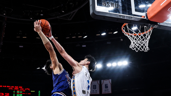 惊险一幕，马竞女足球员梅迪纳头部被膝盖撞到后失去意识（赛场惊魂：马竞女足球员梅迪纳头部遭膝击后当场昏迷）