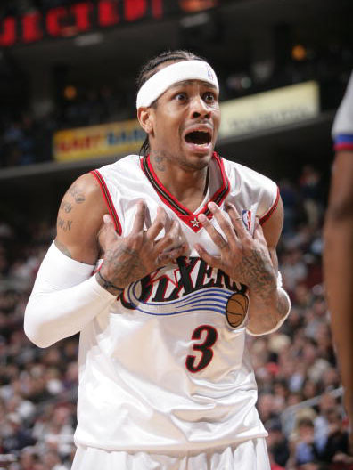 上海市政府向海港赠送冠军贺礼：木雕雄鹰和冠军奖杯刺绣（上海市政府赠海港冠军贺礼：木雕雄鹰与奖杯刺绣）