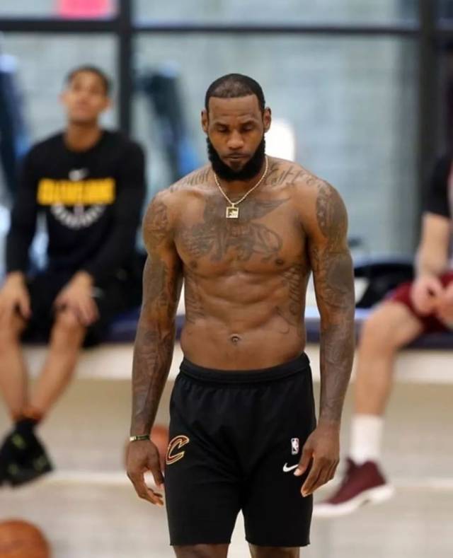 懂球帝2025年10月足坛MVP：姆巴佩蝉联！（懂球帝公布2025年10月足坛MVP：姆巴佩再度当选）