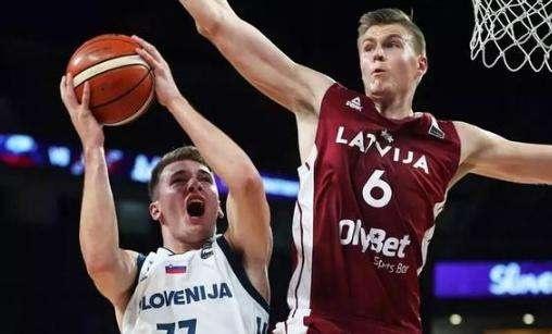 奥尼尔是NBA扣篮次数最多的球员，达到了4250次（奥尼尔以4250次扣篮位居NBA历史榜首）