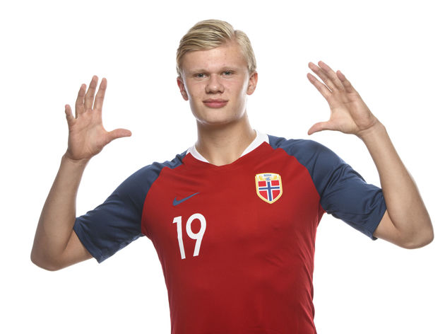 天空：狼堡计划冬窗签下菲尔克鲁格以及小蜜蜂中卫阿耶（天空体育：沃尔夫斯堡计划冬窗引进菲尔克鲁格与布伦特福德中卫阿耶）