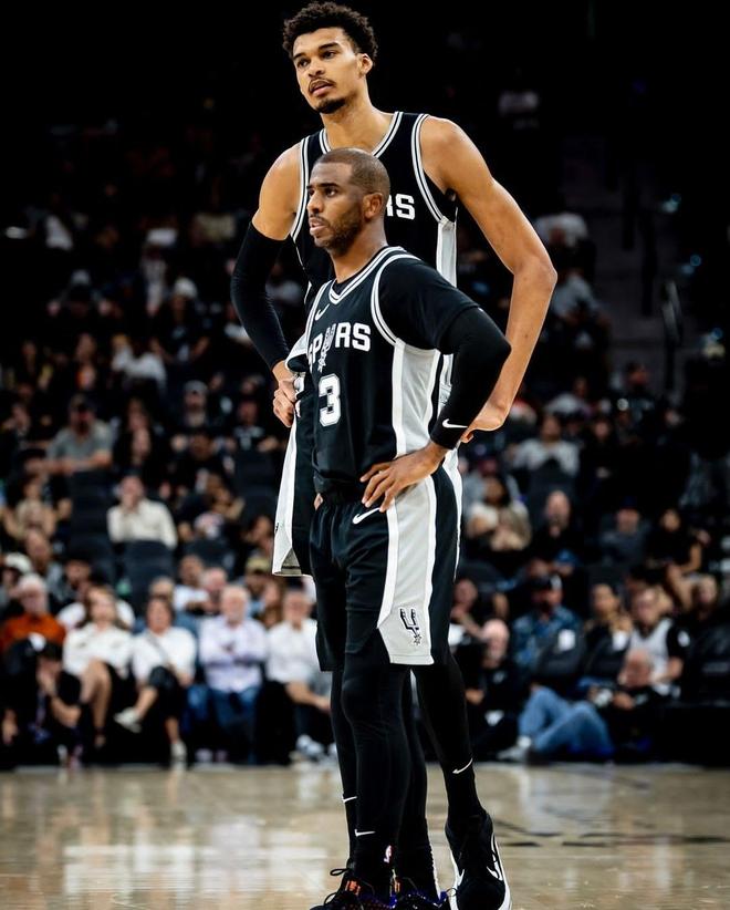 足球巴萨后防大将伤缺四周，主帅表情凝重（巴萨后防主力伤停四周，主帅神情凝重）