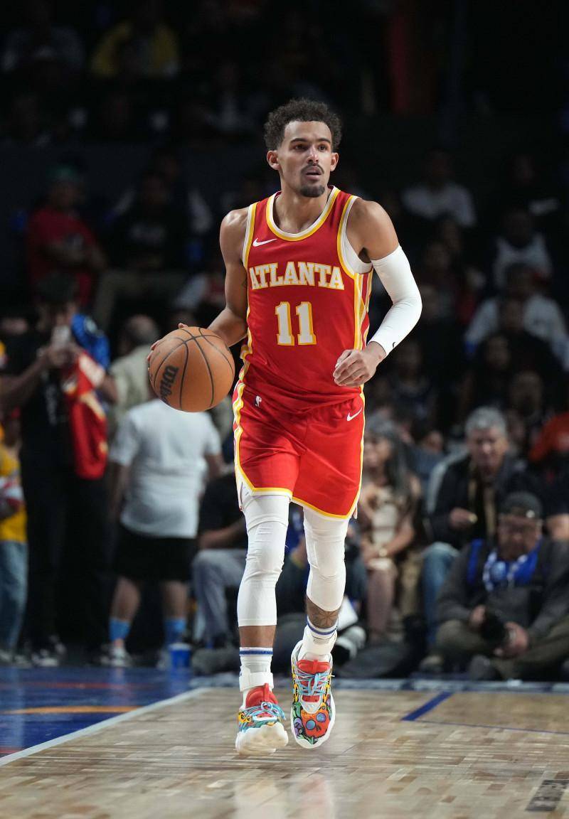 53岁齐达内上海街头踢毽子，与大妈迅速融入展现高球商风采（53岁齐达内现身上海街头踢毽子，与大妈打成一片尽显高球商）