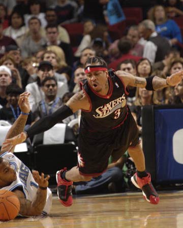 篮球湖人球员场上发挥获得球迷认可（湖人球员出色表现赢得球迷称赞）