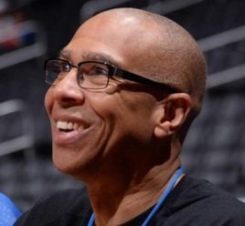 年轻人太着急！爱德华兹突破造犯规没给 随后疯狂大跳大叫要犯规（未吹犯规！爱德华兹突破后连跳连喊索判，年轻人太心急）