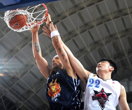 海港收官战闷平！媒体人热议：悲壮且幸运，没陈威早完蛋了（海港收官战闷平，媒体热议：悲情又走运，若无陈威恐已不保）