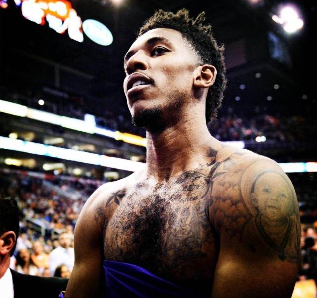 詹姆斯失误引发争议，湖蜜怒斥（詹皇关键失误掀起争议，湖人球迷愤怒抨击）