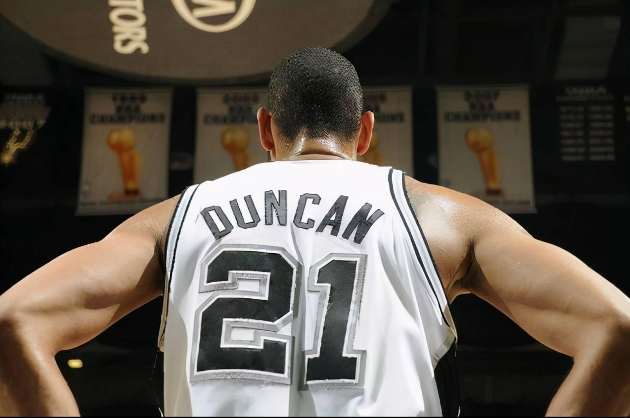 米兰欲以恩昆库换莱万 巴萨消息人士否认交易（米兰拟用恩昆库换莱万，巴萨方面否认）