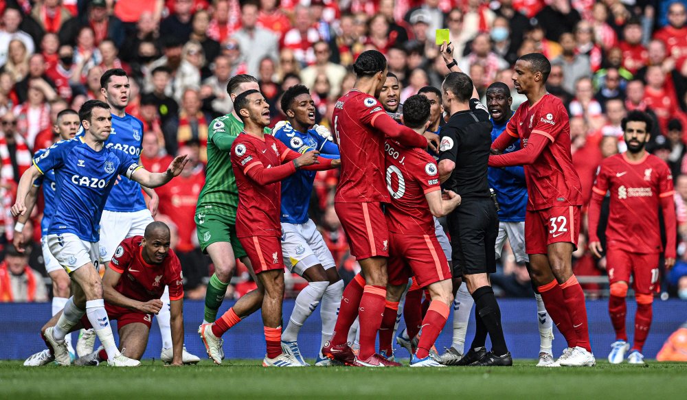 新卡牌大师？皇马本场主裁金特罗本赛季9场西甲出示8红42黄（皇马本场主裁金特罗本季西甲9战出8红42黄，堪称发牌机器）