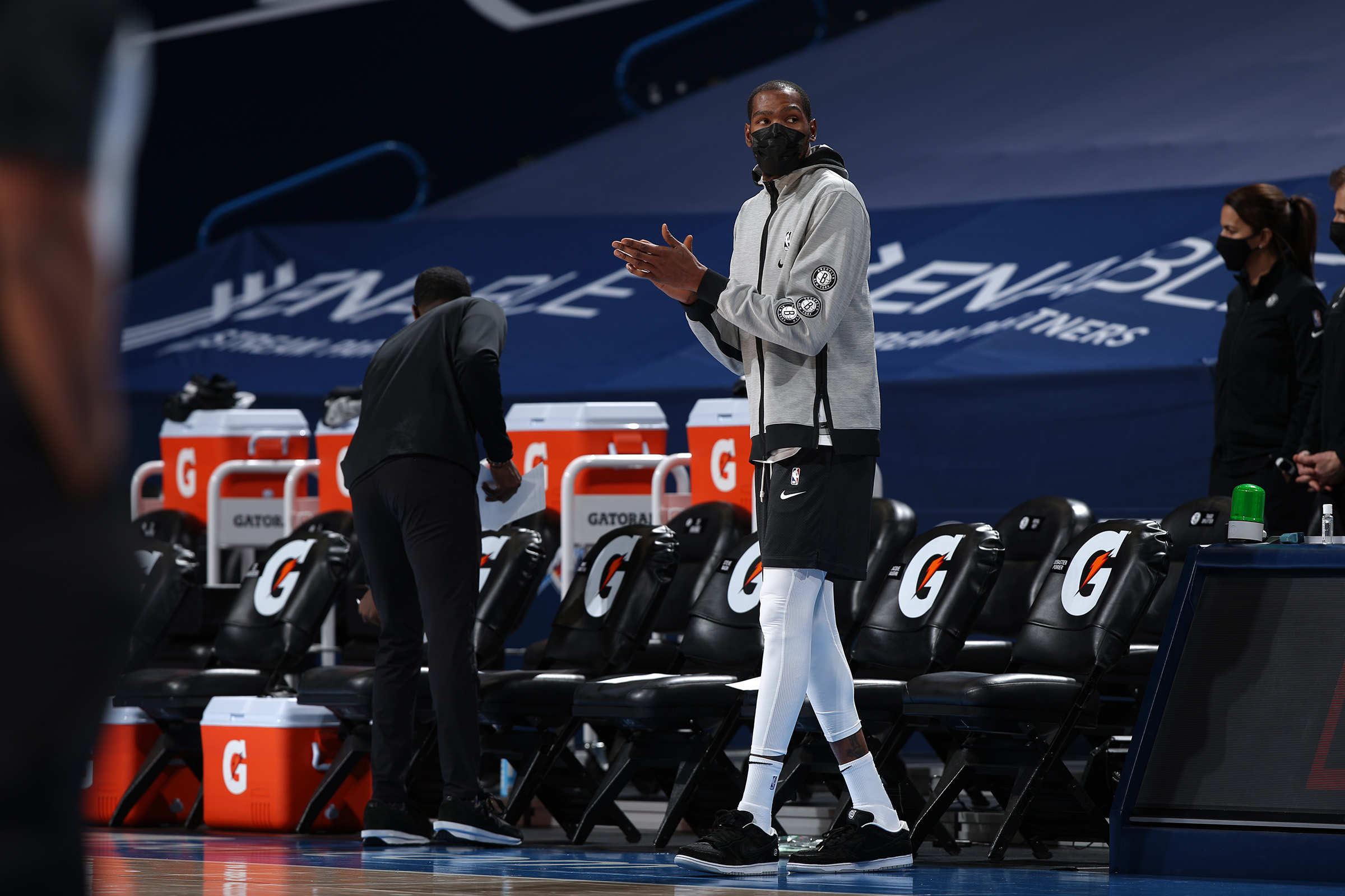 湖人杯赛主场不敌马刺引热议！媒体人：詹东里合体后最惨失利（湖人杯赛主场负于马刺引发热议，媒体人称詹东里合体以来最惨一败）