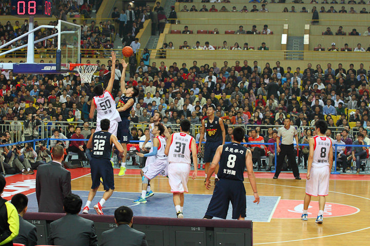 杰伦·布朗运动战进球数创个人新高（杰伦·布朗单场运动战命中数刷新生涯纪录）